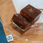 和三盆 恵菓 - 沙糖羊羹（さたうやうかん）、斷面（きりくち） 