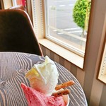 ジェラート アリス カフェ ジェラビット - ダブル（北海道みるく/イチゴ）380円