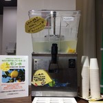 島ごころ SETODA - 店内イートインスペースの内観写真です。店内外合わせて約40席のイートインスペースをご用意しております。お買上げ頂いたお客様には無料のレモン水とコーヒー＆ココアのサービスがございます。サイクリングや観光の休憩にどうぞご利用ください。