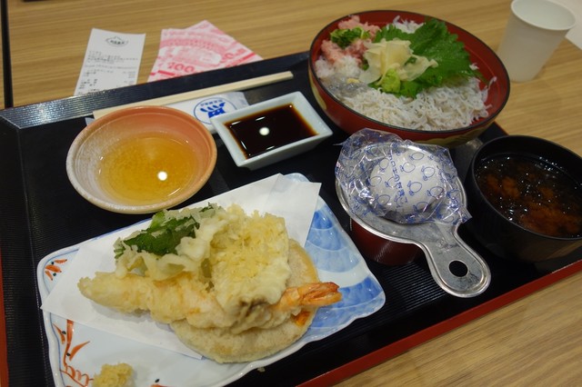 海鮮丼@フードコート』by あてさん : 漁港めし家 牧原鮮魚店 イオン