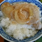 食工房ぶん吉 - 厚さ５mmほどの豚リブロースが３枚
タレは甘めですが、生姜やすりおろし
野菜のおかげでさっぱりした口当たり