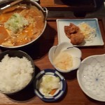 Motsu fuku - 旨辛赤もつ煮込み鶏唐揚げ定食 830円