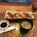 Sushi Riyuu - 寿し隆ランチ1500円税抜！
                      鮨と鯛のアラ汁前半！
                      鯵、サーモン、鯛、漬けマグロ！