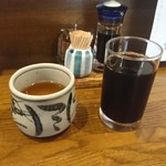h kisetsuryouritoshizuokaodenshimba - 卓上セットと遅い時間はドリンクがつきますので加糖アイスコーヒー(18-07)