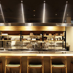 らくだ - 内観写真:鉄板料理の醍醐味を目の前で堪能