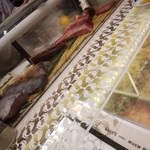 すし・魚処 のへそ  - 冷蔵ショーケース