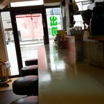 義実食堂 - カウンターより入り口を望む