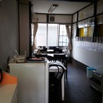 義実食堂 - 奥のテーブル席