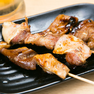 自慢の串焼きは1本100円～。アテにぴったりな一品も多数★
