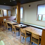 Cafe&Salon 니이나 - くすのきの香りが漂うメイン客室（くすのきテーブル12席）