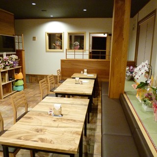 メイン客室（窓側に畳の小上がりがあり、小さなお子様連れでも安心です）