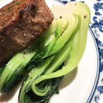 ル・ジャルダン・デ・サヴール - 鹿児島県産黒毛和牛の炭火焼 タルタル仕立ての横にチンゲン菜