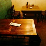 焼鳥 ブルース - 入って手前がバーカウンターみたくなっていて、奥には４人掛けのテーブル席がふたつ。雰囲気はいいです。