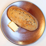 ラトラスフィス - ランチコース 7371円 の自家製パン、バター