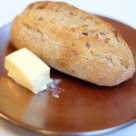 ラトラスフィス - ランチコース 7371円 の自家製パン、バター