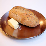 ラトラスフィス - ランチコース 7371円 の自家製パン、バター
