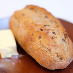 ラトラスフィス - ランチコース 7371円 の自家製パン、バター