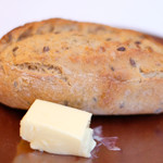 ラトラスフィス - ランチコース 7371円 の自家製パン、バター