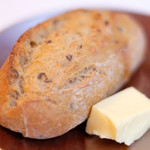 ラトラスフィス - ランチコース 7371円 の自家製パン、バター