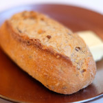 ラトラスフィス - ランチコース 7371円 の自家製パン、バター