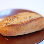 ラトラスフィス - ランチコース 7371円 の自家製パン、バター