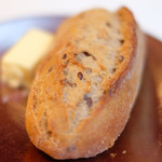 ラトラスフィス - ランチコース 7371円 の自家製パン、バター