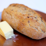 ラトラスフィス - ランチコース 7371円 の自家製パン、バター