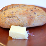 ラトラスフィス - ランチコース 7371円 の自家製パン、バター