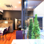 ラトラスフィス - 店内のテーブル席の風景です