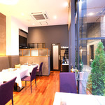 ラトラスフィス - 店内のテーブル席の風景です