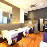 ラトラスフィス - 店内のテーブル席の風景です