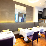 ラトラスフィス - 店内のテーブル席の風景です