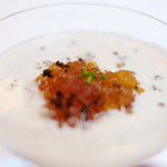 ラトラスフィス - ランチコース 7371円 のスモーク香るジャガイモとトリュフのヴルーテ オマール海老と地鶏のコンソメジュレ