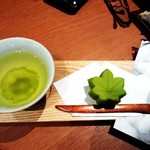 強羅温泉 雪月花別邸 翠雲 - まずはお茶とお菓子がお出迎え。