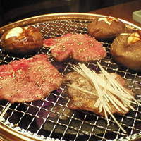 松阪牛炭火焼肉 東海亭 - 牛舌さんとしいたけさん。しいたけさん、デカイ。