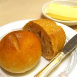 ブラッスリ 風間 - パンとバター（メインと同時にバゲットが加えられた）