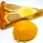 ブラッスリ 風間 - 余市産ブランデーワイン梨のタルトとマンゴアイス