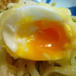 手造りうどん 楽々 - 玉天割ったらﾁｮﾛﾘﾝｺ