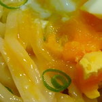 手造りうどん 楽々 - うどんに黄身がﾁｮﾛﾘﾝｺ