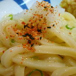 手造りうどん 楽々 - うどんにおろしと七味をﾁｮﾛﾘﾝｺ