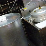 手造りうどん 楽々 - 左が出汁釜で右が茹で釜