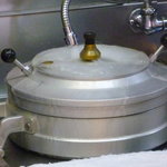 手造りうどん 楽々 - 蒸しながら釜を冷やす