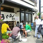 手造りうどん 楽々 - 食後は２０人待ち