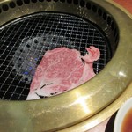 龍王館 - 先ずは１０秒カルビを１０秒間で軽く焼いて焼肉はスタートです。
