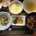 Wasai Shunsai Hidamari - 天婦羅定食の茶碗蒸とシメジの煮付・オクラと赤出汁
