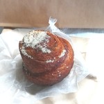 ブリコラージュ ブレッド アンド カンパニー - カルダモン。20180710　デニッシュ生地の間に、カルダモンとレモンピールの甘いフィリングが巻き込まれたぐるぐるドーナツ。見た目より油っぽくなく、サクサクしてヤバ旨！カロリーは考えません～(^○^)