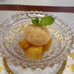 ビストロ ダイア - パイナップルのキャラメリゼ、アプリコットソルベ添え