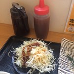 紅かつ - ドレッシングととんかつソースの両方