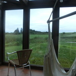 室内にハンモックがあります