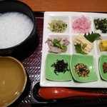 Teishoku Ya Hyakusai - お粥は胃に優しい〜でも、お漬物は...